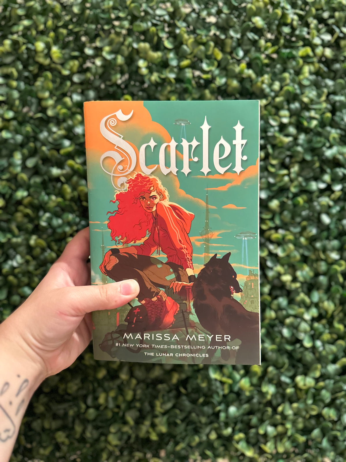 Scarlet (The Lunar Chronicles #2)